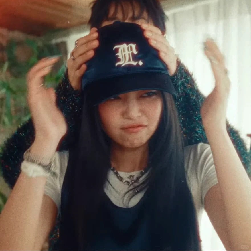 【JENNIE着用】LMC サテン キャップ ネイビー BLACKPINK ジェニー 着用》LMC キャップ ネイビー - メルカリ