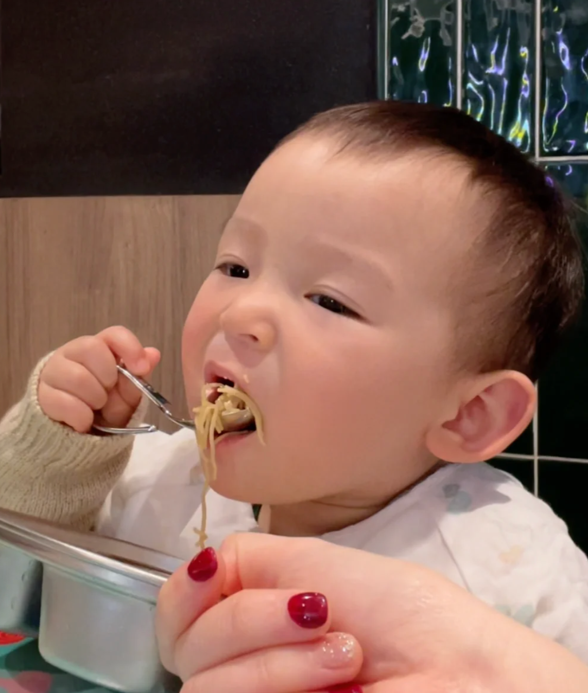 Japan's Familiar training spoon and fork baby food training